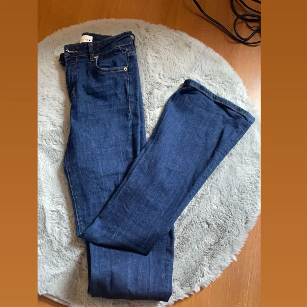 Mörk blåa jeans från Zara. Jeans & Byxor.
