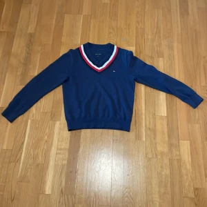 Tommy Hilfiger tröja - As fet tommy hilfiger tröja i storlek S  Passar bra inför våren och sommar de den har relativt tunnt material. Pris kan självklart diskuteras