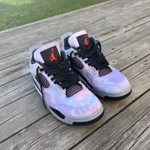 Jordan 4 Zen Master - Storlek 43 Bra skick, som nya! 9.5/10 /Äkthetsbevis finns, kan även tas bilder om någon vill testa dom. Skriv gärna om du har frågor eller funderingar./