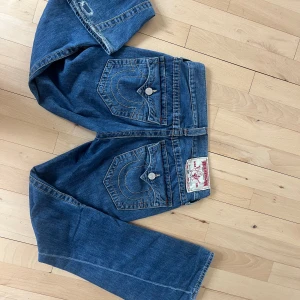 True religion jeans  - Bootcut jeans från true religion.  Har ett lappat hål längst ner på benet annars nyskick. Midjemått:39 tvärs över  Innerbenslängd: 84 cm Pris kan diskuteras