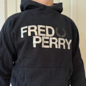 Skön hoodie från Fred Perry! Skick 8/10 🤝🏽Storlek XL men passar S! Modellen på bilden har strl M och är 173 lång