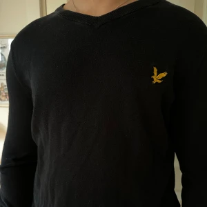 3st tröjor från Lyle & Scott  - Säljer tre stycken tröjor från Lyle & Scott tillsammans. Perfekt skick, 10/10 🤝🏽 Modellen på bilden har storlek M och är 173 lång 