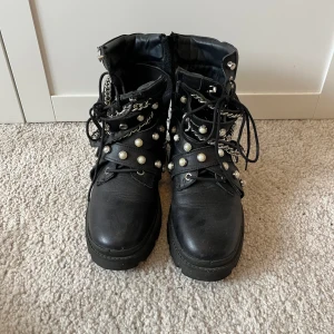 Zara skor Storlek 37 - Jättecoola kängor från Zara! Tycker skornas stil balanseras bra av av den coola större modellen och söta pärlor på🤗 Storlek 37🩵