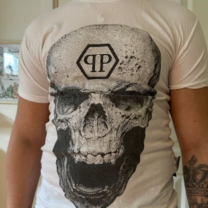 Philipp Plein t-shirt - En snygg tischa från Philipp Plein i grymt skick! 10/10 🤝🏽 Modellen på bilden har strl M och är 173 lång