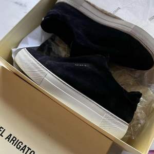 Fantastiska AXEL ARIGATOS CLEAN 360 LACELESS skor till salu! Beställda i slutet av december för 2650kr, endast använt ett par gånger. Tyvärr fel storlek för mig. Alla tillbehör på bilderna ingår. Kvitto finns Haru frågor så är det bara att skriva. 