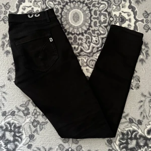 Dondup jeans  - Schyssta och trendiga Dondup jeans i modellen George (slim fit). Storlek 30. Skick 8,5/10. !OBS! Finns en liten flaw framtill men syns knappast. Vid andra frågor eller funderingar tveka ej på av skriva.⭐️