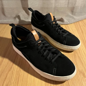 Ralph lauren skor (Först Till Kvarn) -  Säljer nu ett par skit snygga Ralph lauren mocka skor. De har tyvärr en skada vid hälen och därav priset. Det är inget man tänker på, men skulle man vilja laga borde det gå hyfsat lätt.  Skriv vid minsta lilla fråga! 