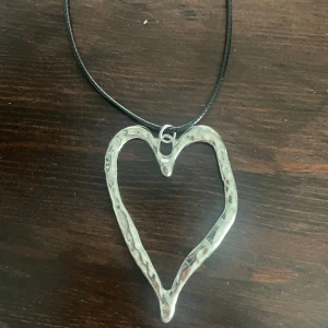 Halsband  - Nytt stort hjärt halsband 