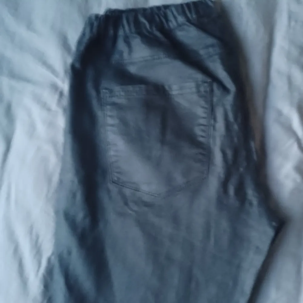 Som sagt fejk läder byxor från CUBUS Gammla men inga hål Förlåt att bilderna ser lite suddiga ut. Jeans & Byxor.