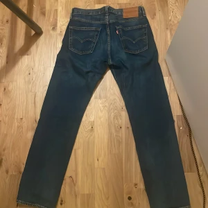 Levi 501 mörkblå jeans - 9/10 skick, har använt ett fåtal gånger på grund av att de är för små för mig Nypris: 1100kr