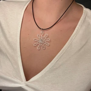 Halsband sol - Handgjort halsband gjort i ståltråd med lädertråd och justerbart spänne. Går bra att skicka prisförslag 🫶🏼