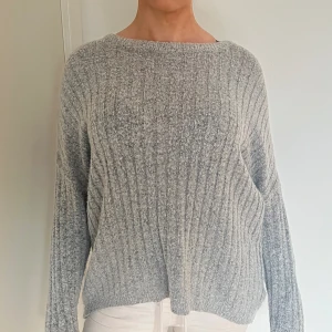 Går stickad tröja - Jättesöt stickad grå tröja. Skön och har inget slitage. 
