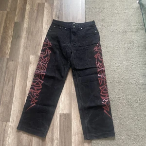 Jaded London y2k Jeans - Jaded London y2k Jeans. Skick 5/10 de vita vid fötterna går att tvätta bort Stl 34 300kr eller bud
