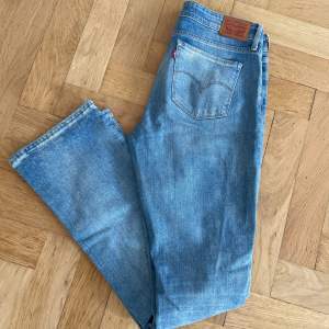 Blå snygga bootcut jeans som är använda 3 gånger. Säljer då de är förstora för mig tyvärr, W30 L34. Köparen står för frakten🩵