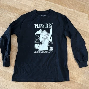 Svart tröja med tryck - Jag säljer denhär tröjan då jag inte får så mycket användning av den,  gott skick