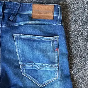 Säljer nu dessa feta Replay jeansen i modellen anbass i väldigt fint skick, en ganska ovanlig colorway så svåra att få tag i, hör av er om eventuella frågor👍🏻 priset är inte hugget i sten  