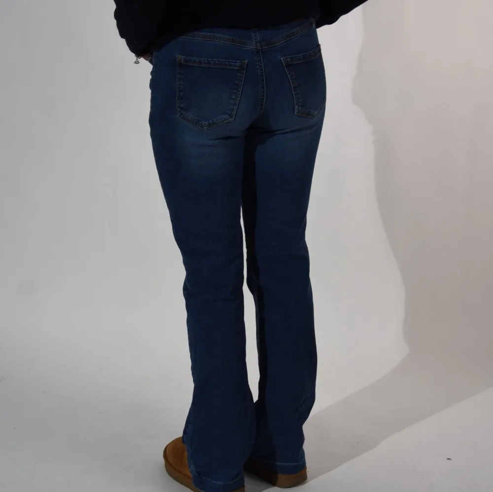 Modellen är 160cm lång och bär vanligtvis stl S. Jeans & Byxor.