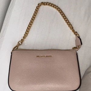 Michael kors väska  - Söt liten rosa Michael kors väska jag fick i present säljer vidare eftersom den inte kommit till användning! 