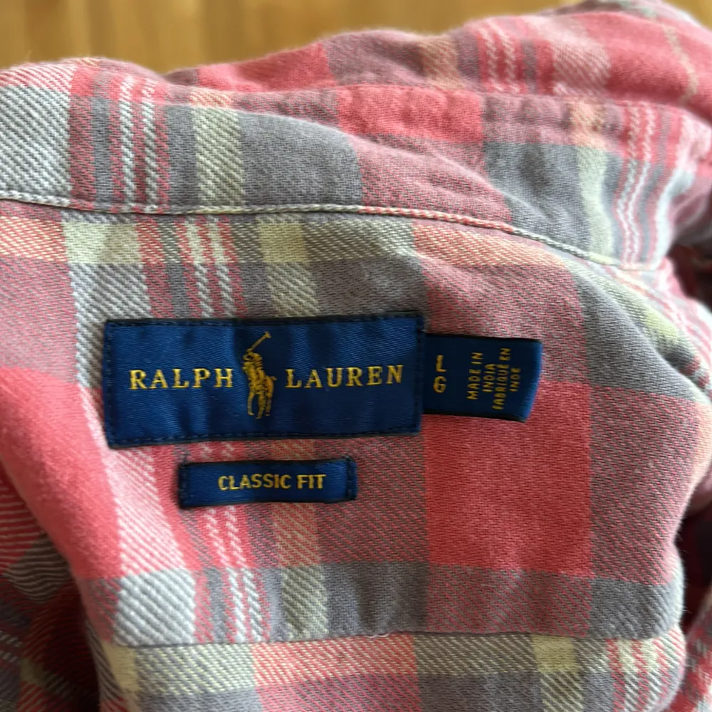 Ralph Lauren skjorta i Oxford materialet👍 perfekt till sommaren me Skick 9-10 storlek L men sitter snarare som en Medium Frågor eller funderingar så skriv gärna🧊 429kr. Skjortor.