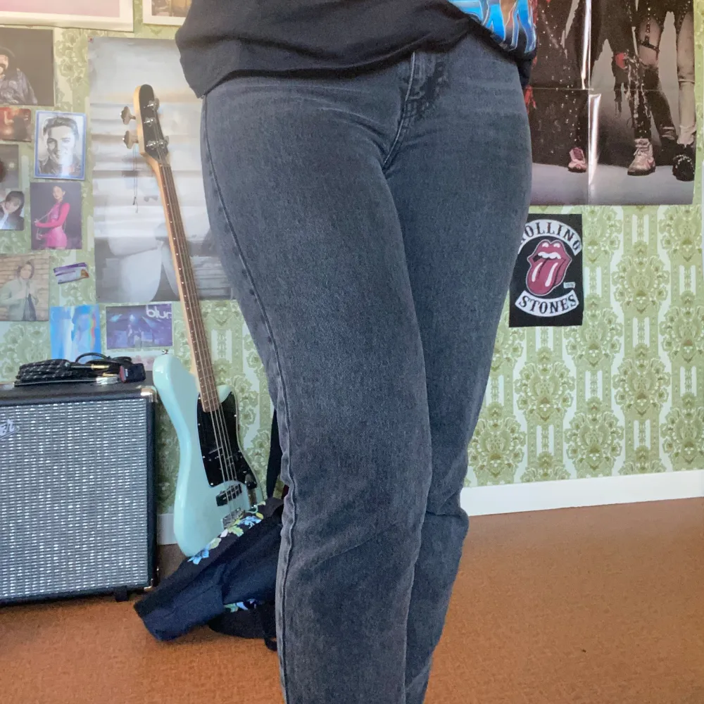 Jeans från Gina Tricot i modellen ”Perfect jeans”! säljer pga att de inte kommer till användning längre. Dessa är i storleken 38 men säljer också ett par i 36 (finns på min profil):D skriv vid frågor eller för fler bilder. Jeans & Byxor.