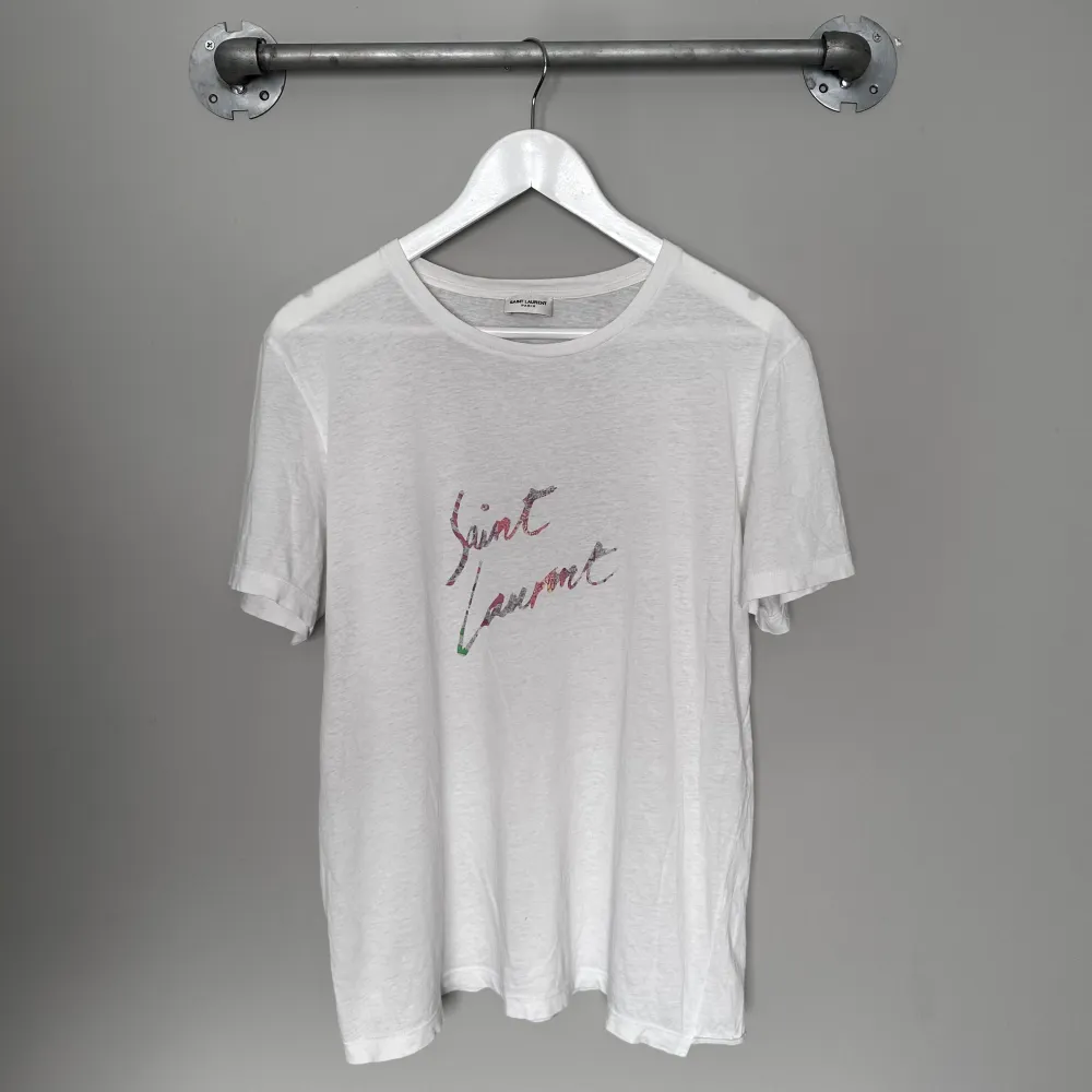 Tjena! Säljer en riktigt snygg Saint Laurent t-shirt. Storleken är S, men passar även som M. Bra skick bortsett från minimalistisk flaw som lagats snyggt. Äkthetsbevis finns tillgängligt❗️ Fraktar eller möts upp i Örgryte⚓️. T-shirts.
