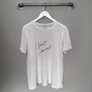 Tjena! Säljer en riktigt snygg Saint Laurent t-shirt. Storleken är S, men passar även som M. Bra skick bortsett från minimalistisk flaw som lagats snyggt. Äkthetsbevis finns tillgängligt❗️ Fraktar eller möts upp i Örgryte⚓️