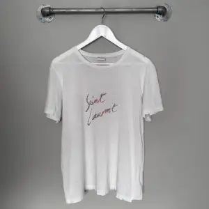 Tjena! Säljer en riktigt snygg Saint Laurent t-shirt. Storleken är S, men passar även som M. Bra skick bortsett från minimalistisk flaw som lagats snyggt. Äkthetsbevis finns tillgängligt❗️ Fraktar eller möts upp i Örgryte⚓️