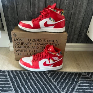 Jordan 1 mid barcelona - Säljer ett par Jordan 1 Barcelona som är för små. Skorna är i skick 9/10 sulan är lite skrapad men inga hål🤗🤗