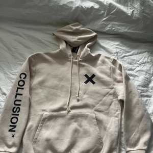 Äggvit hoddie  - Oversize hoddie i bra skick. Endast använd fåtal gånger. 