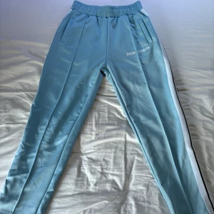 Palm Angels byxor  - Palm Angels byxor i färgen ljusblå storlek XL, aldrig använda med tag kvar. De var inte min storlek så därav jag säljer dom 