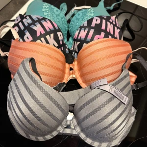 Victorias Secret Bh - Säljer fyra pushup bh:ar från Victoria’s Sercret/PINK i fint skick! Alla är i storlek 32B/70B men skulle passa 32A/34A/70A/75A också. Jag säljer för 150kr st alternativt paketpris 350kr för alla fyra. Det är bara att skriva ifall man har frågor❤️