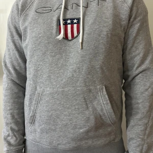 Grå Gant hoddie  - Hoddie harven skada o de är på snöret, annars är tröjan i väldigt bra skick! Frakten ingår i priset 