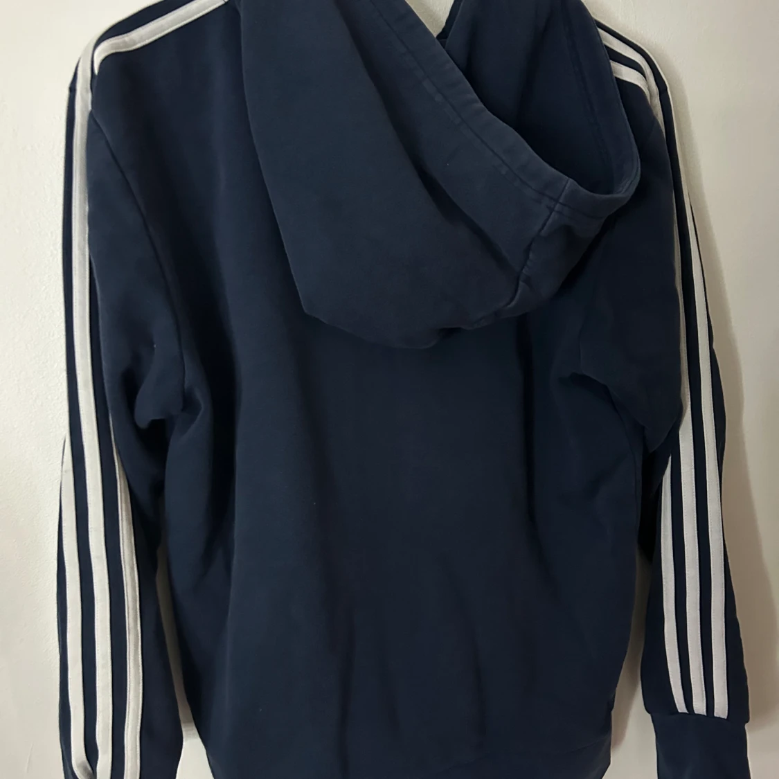 Mörkblå adidas hoodie  - 90