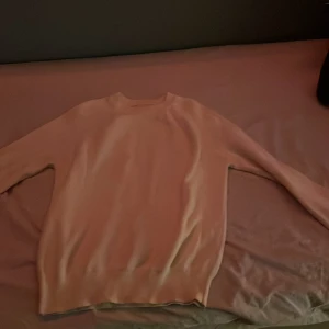Zara stickad tröja - Köpt på zara för 800. Nästan helt ny. Perfekt nu till sommarn.