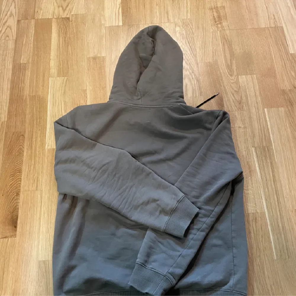 Axel arigato hoodie i storlek M. Riktigt skön design! Org pris ligger runt 2900 kr. Använder väldigt sparsamt 8/10 cond. Fråga gärna vid fundering! . Hoodies.