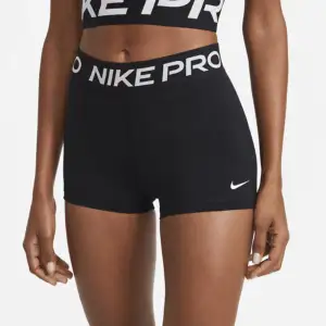 Säljer dessa fina Nike pro shortsen i storlek S som tyvärr inte kommer till användning Nypris ca 350 kr, säljer för 175kr+frakt💕(lite slitna och resåren är lite böjd men inget som stör)