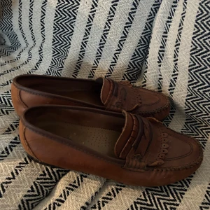 Skor - Ett par fina loafers i en fin brun färg som tyvärr är för stora för mig❣️