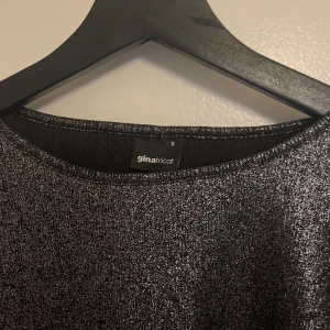 Glittrig festtopp - Glittrig festtopp från Gina Tricot!  Super fin i solljus✨Inga tecken på användning. Säljs då den blivit för liten💘