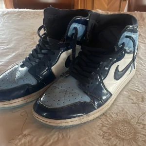 Jordan 1 - Ganska förstörda men sjuuuuk clolorway. För 300 kan man inte säga något igentligen. Ingen box men we koden i skon går att skanna om nån vill legit checka. De är även lite smutsiga så de blir ännu finare om man tvättar lite.