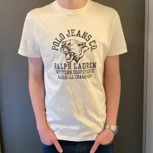 Säljer nu denna asfeta Ralph Lauren t-shirt i ett gott skick! Storleken är M men kan passa S med. Nypris ligger på ca 899❌ säljer nu för endast 349kr✅ Hör av dig vid minsta lilla fundering!! 😊😊