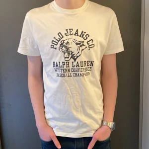 Ralph Lauren t-shirt - Säljer nu denna asfeta Ralph Lauren t-shirt i ett gott skick! Storleken är M men kan passa S med. Nypris ligger på ca 899❌ säljer nu för endast 349kr✅ Hör av dig vid minsta lilla fundering!! 😊😊