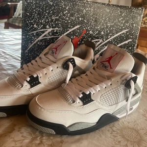 Jordan 4 - Tjena, säljer ett par Jordan 4 som jag skulle sälja vidare på StockX men nu när priset har gått ner säljer jag de här för en billig peng för att bli av med de. Storlek 44. Box och ett par creeseskydd ingår. Skriv bara om ni har några frågor 🙏