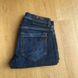 Säljer dessa riktigt snygga Dondup jeans i modellen George! Det är storlek 31 men dem är relativt små i storleken. Jeansen är i mycket gott skick och har inga defekter.