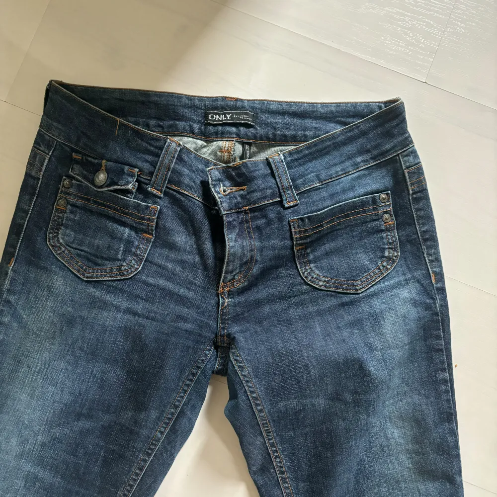 Säljer dessa snygga jeans köpta på second hand 🥰🙌🏼. Jeans & Byxor.