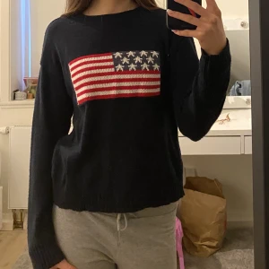Blåa stickad tröja  - Super söt blå stickad tröja med USA’S flagga på. Säljer då den tyvärr är för kort för mig. Storleken står inte men skulle tro att den passar xxs-xs! Endast använd 2-5 gånger så den är i nyskick! Säljer för 250 + frakt. Nypris 470kr💞