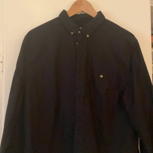 Skjorta weekday - Svart långärmad skjorta från Weekday i stl M, men skulle säga den mer är i stl S. 