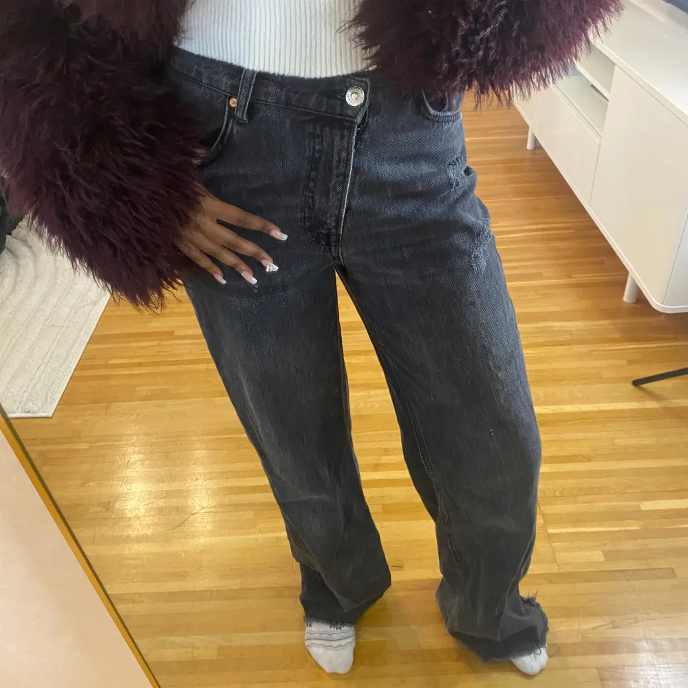 Straight leg jeans från stradivarius men köpta på asos. Storlek 36 passar både s och xs. Byxorna kommer inte till användning längre och därför har jag valt att sälja dessa❤️😊.. Jeans & Byxor.