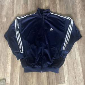 En vintage adidas zip up från 90 talet Skick 8/10! Stl M 250kr