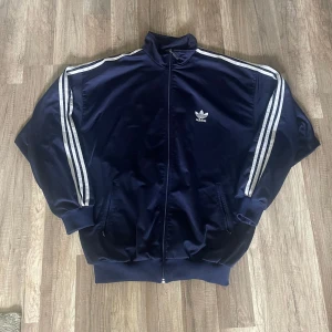 90s adidas zip - En vintage adidas zip up från 90 talet Skick 8/10! Stl M 250kr