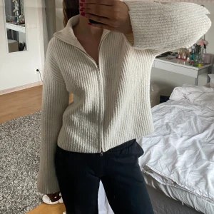 Vit kofta - Super fin vit kofta med dragkedja ifrån Bikbok i storlek S! 